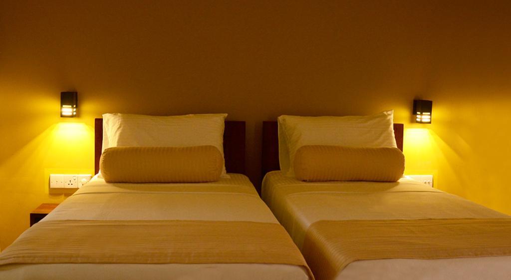 Inlak Garden Hotel Negombo Værelse billede