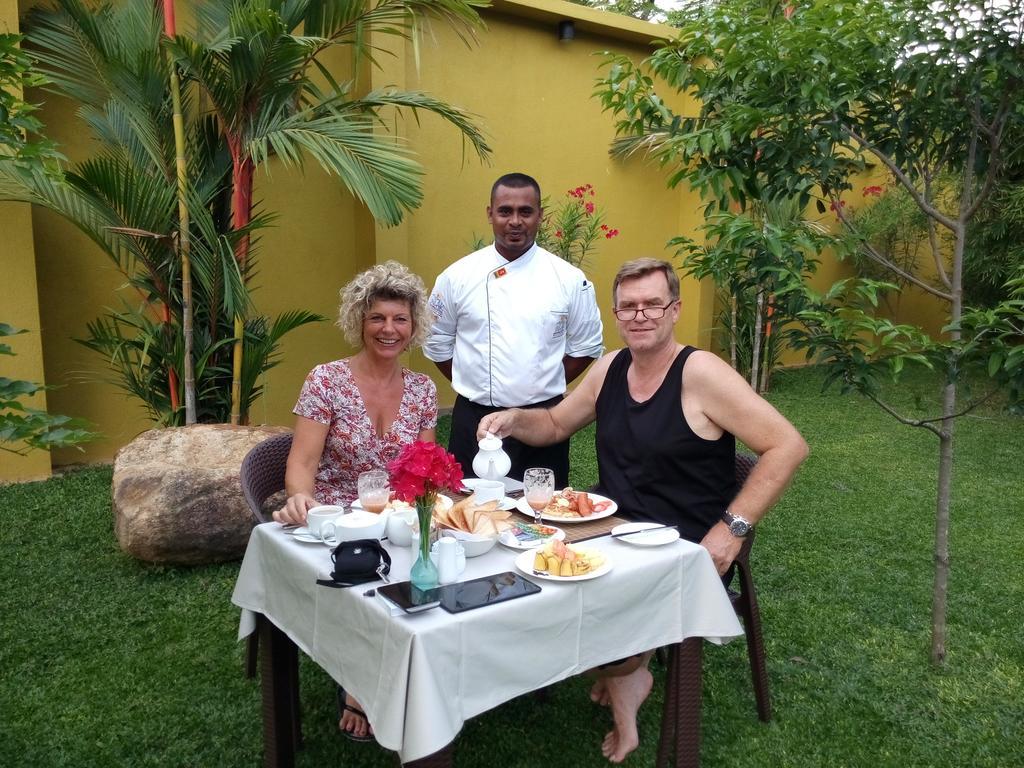 Inlak Garden Hotel Negombo Eksteriør billede